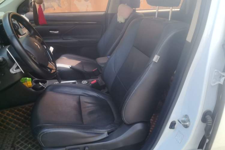 Used Mitsubishi Outlander 2016 2.4L 4x4 Elite Edition 5 Seats Left Front Seat