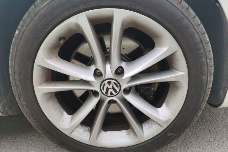 Used Volkswagen FAW-Volkswagen CC 2010 2.0 TSI Luxury Model Right Front Wheel Hub