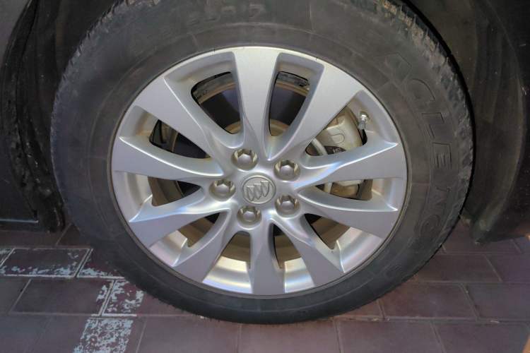 Used Buick LaCrosse 2013 2.4L SIDI Elite Comfort Version Right Front Wheel Hub