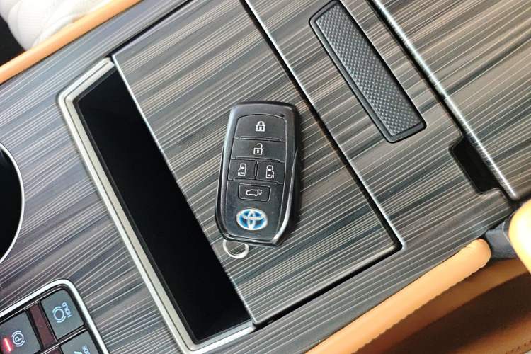 Used Toyota Granvia 2022 2.5L Hybrid Flagship Edition
