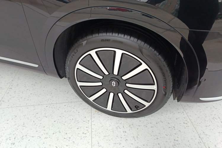 Used Hima AITO M9 2024 Range-Extended Ultra Version 42 kWh 6-Seater Model Right Front Wheel Hub