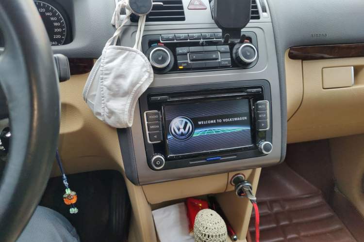 Used Volkswagen Touran 2011 1.4T DSG ZhiZhen Edition 5 Seats Audio And AC Panel