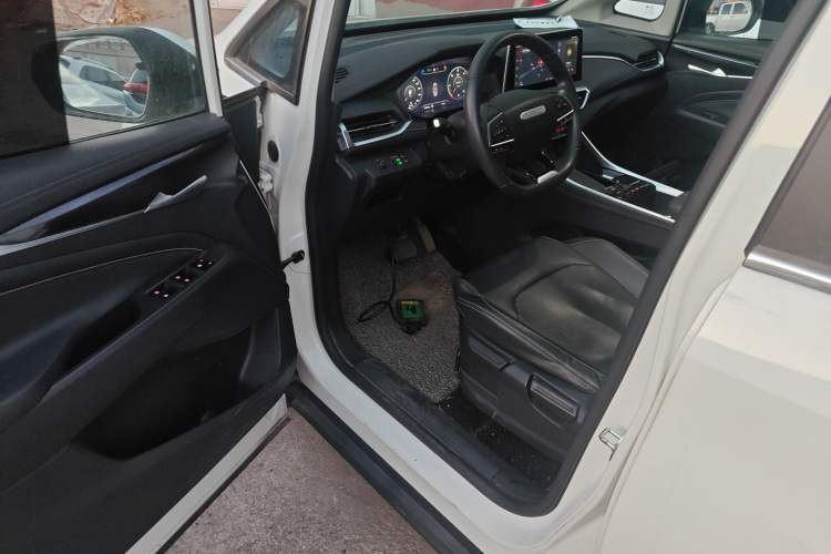 Used SAIC MAXUS EUNIQ 5 2022 Elite Edition Six-Seater