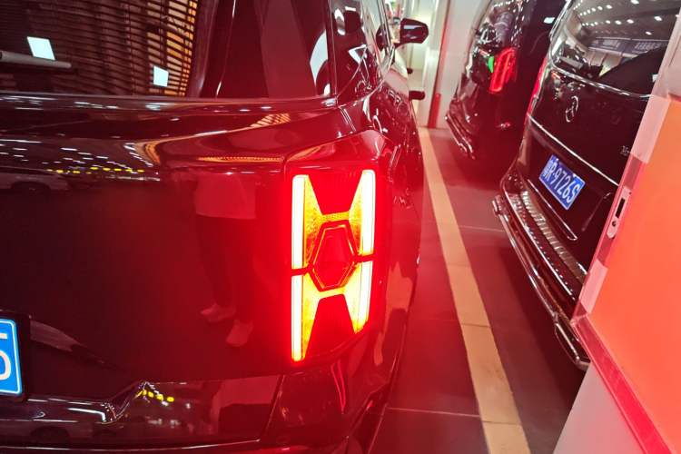 Used GAC Trumpchi GS8 2022 Dual-Engine Series 2.0TM Two-Wheel Drive Prestige Edition (7 Seats) Exterior 3