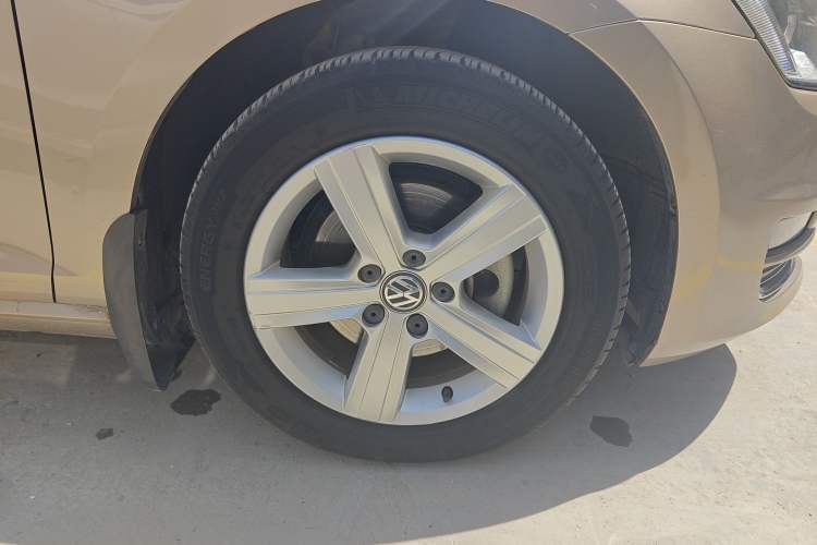 Used Volkswagen Golf 2016 230TSI Automatic Comfort Version Right Front Wheel Hub