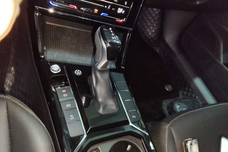 Used Volkswagen Passat 2025 Premium Version 380TSI Dragon Edition Gear Lever