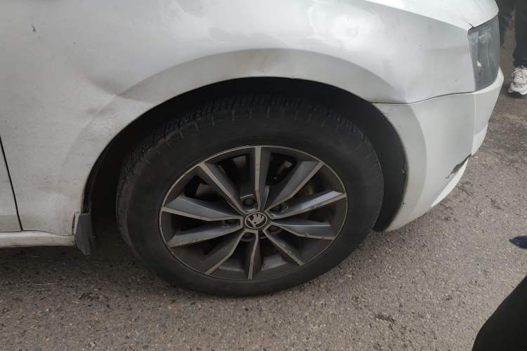 Used Skoda Octavia 2017 1.6L Manual Front-Wheel-Drive Version Right Front Wheel Hub