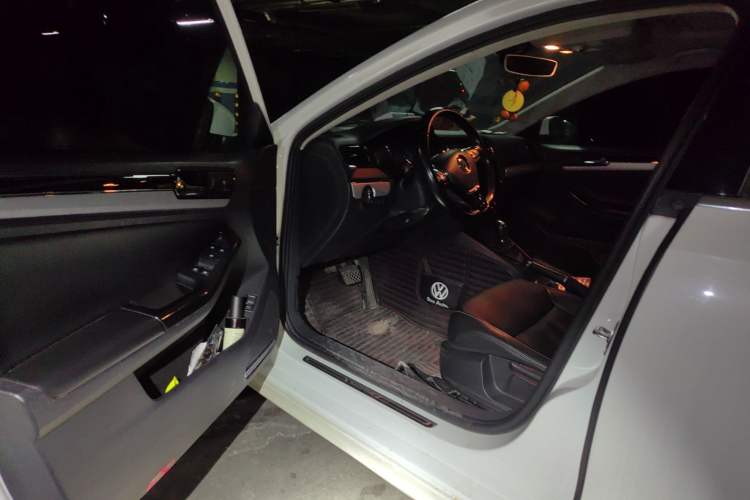 Used Volkswagen Sagitar 2017 180TSI Automatic Luxury Edition
