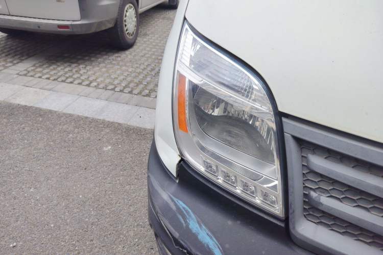 Used SAIC MAXUS Xintu V80 2020 2.5T AMT Classic City Distribution King Short Wheelbase Mid-Roof Design – 2/3 Seats Right Front Headlight