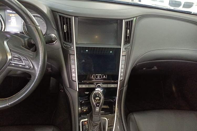 Used Infiniti Q50L 2018 2.0T Comfort Edition China VI Standard Audio And AC Panel