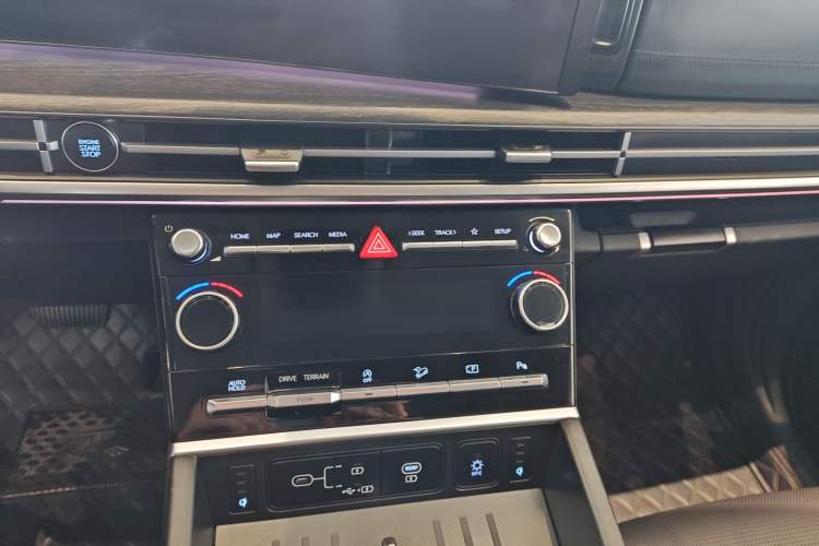 Used Hyundai Santa Fe 2024 2.0T Connoisseur Ultra Audio And AC Panel