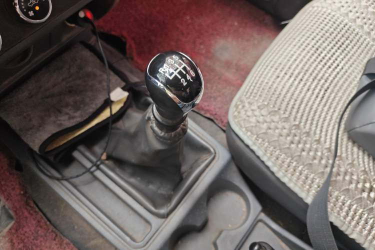 Used Dongfeng Ruichi 2017 2.5T Diesel Two-Wheel Drive Standard Version with Long Cargo Bed – ZD25T5 Gear Lever