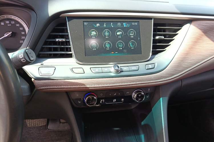 Used Buick GL6 2019 18T 6-Seater Connected Luxury Version China VI Standard Audio And AC Panel