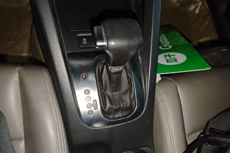 Used Volkswagen Sagitar 2011 1.4 TSI Automatic Tech Model Gear Lever
