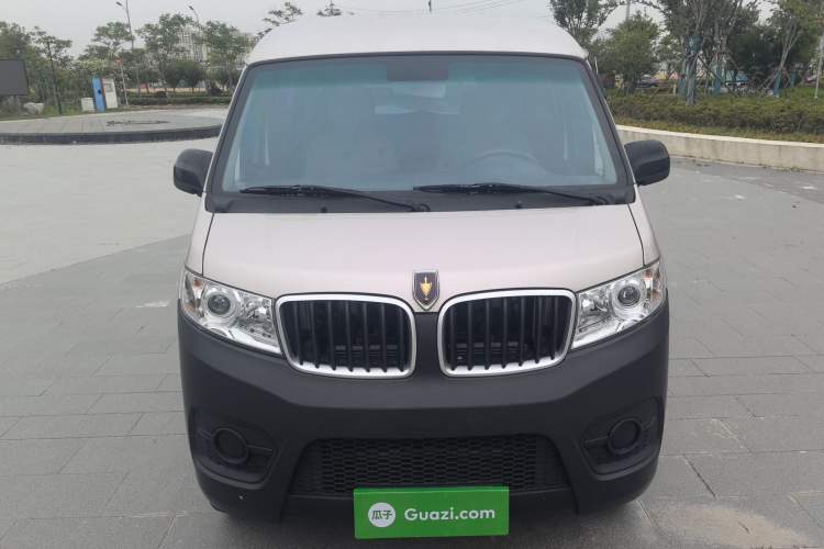 Used Jinbei Hiace X30 2023 1.5L Super-Comfortable Passenger Van 5/6/7-Seater Non-Air-Conditioned Version Model SWC15M