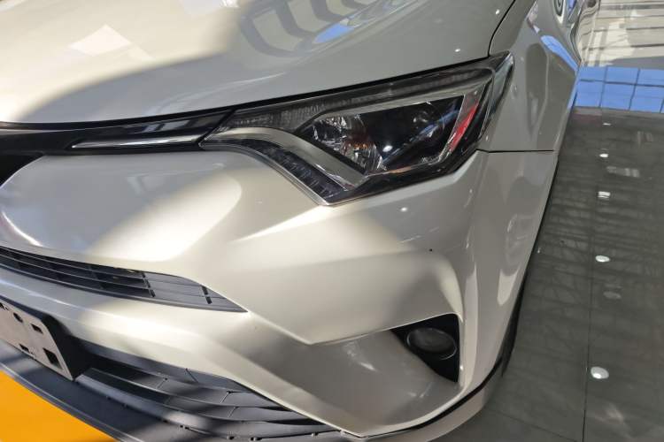 Used Toyota RAV4 2016 2.0L CVT Two-Wheel Drive Fashion Edition China V Standard
