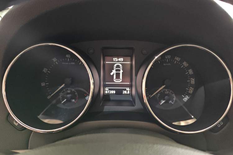 Used Skoda Yeti 2013 1.8T DSG Prestige Edition Odometer Close Up