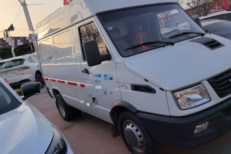 Used Iveco Daily 2021 2.8T V35 VAN厢式 van 3-seater short wheelbase mid-roof design with dual tires and manual doors
