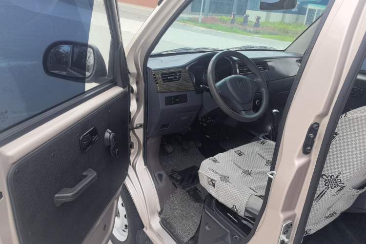 Used Jinbei Hiace X30 2023 1.5L Super-Comfortable Passenger Van 5/6/7-Seater Non-Air-Conditioned Version Model SWC15M