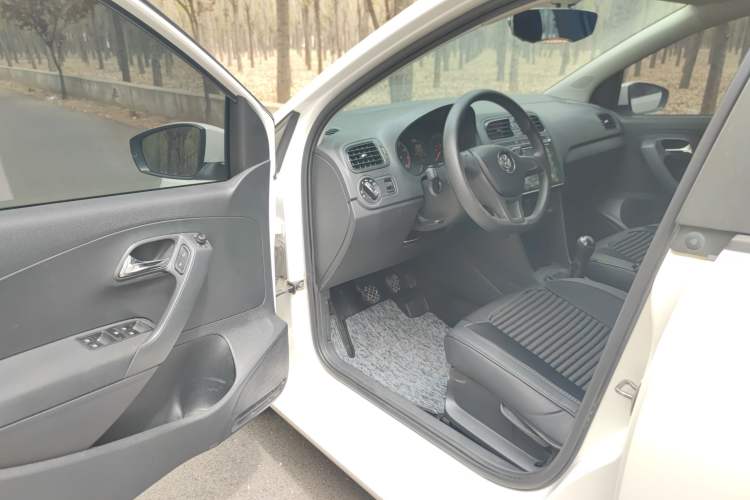 Used Volkswagen Polo 2016 1.4L Manual Fashion Model