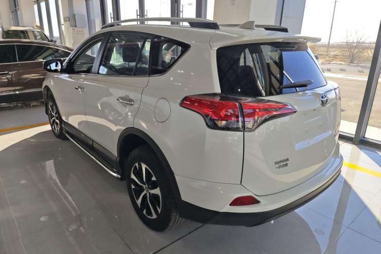 Used Toyota RAV4 2016 2.0L CVT Two-Wheel Drive Fashion Edition China V Standard
