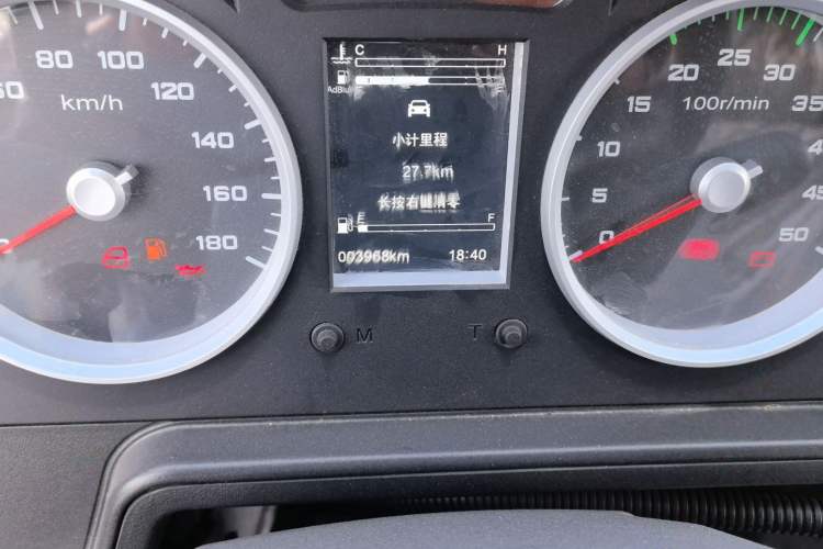 Used Iveco Daily 2021 2.8T V35 VAN厢式 van 3-seater short wheelbase mid-roof design with dual tires and manual doors
