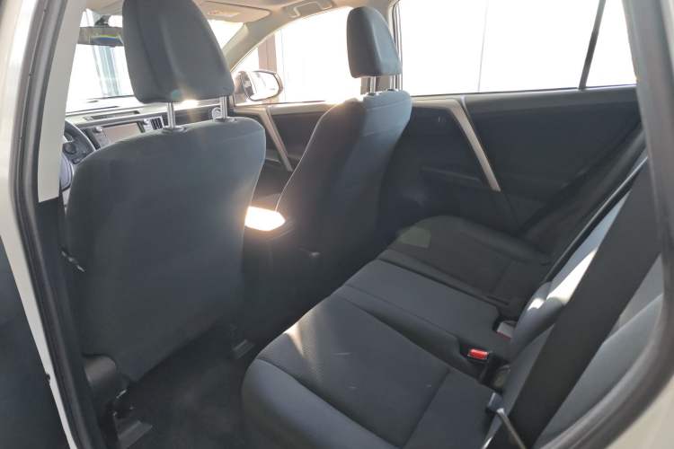 Used Toyota RAV4 2016 2.0L CVT Two-Wheel Drive Fashion Edition China V Standard
