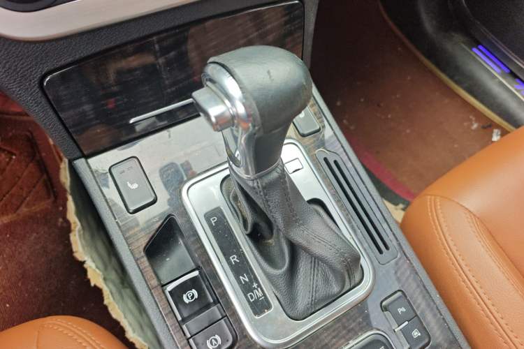 Used Haval H6 Coupe 2015 Blue Label 2.0T Automatic Two-Wheel Drive Elite Model Gear Lever