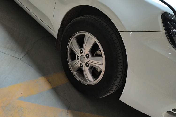 Used Kia Forte 2014 1.6L MT GL Right Front Wheel Hub