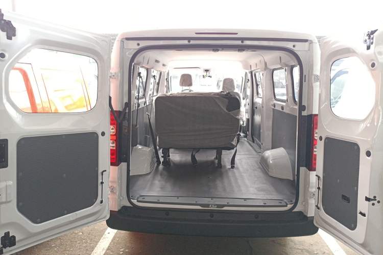 Used Wuling Yangguang 2024 300KM Comfort Version Passenger Van 75kW