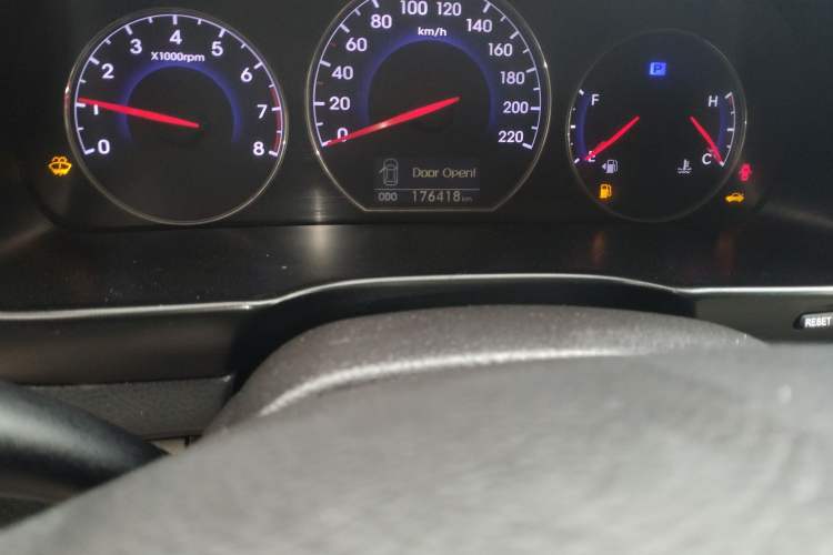 Used Hyundai Santa Fe 2010 2.4 Ultimate Edition 7-Seater Four-Wheel Drive Odometer Close Up