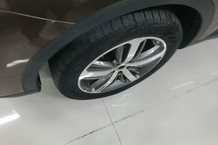 Used Haval H6 2017 Red Label 2.0T Automatic Two-Wheel Drive ZhiShang Model Left Front Wheel Hub