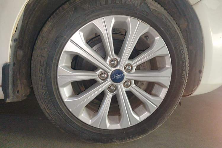 Used Ford Escort 2017 Happiness Edition 1.5L Automatic Fashion Version Right Front Wheel Hub