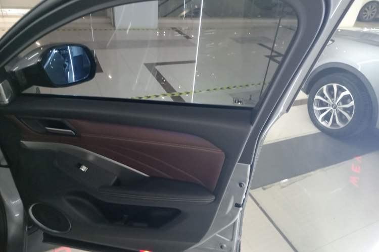 Used Wey VV6 2018 2.0T Two-Wheel-Drive Ultra-Luxury Version China V Standard