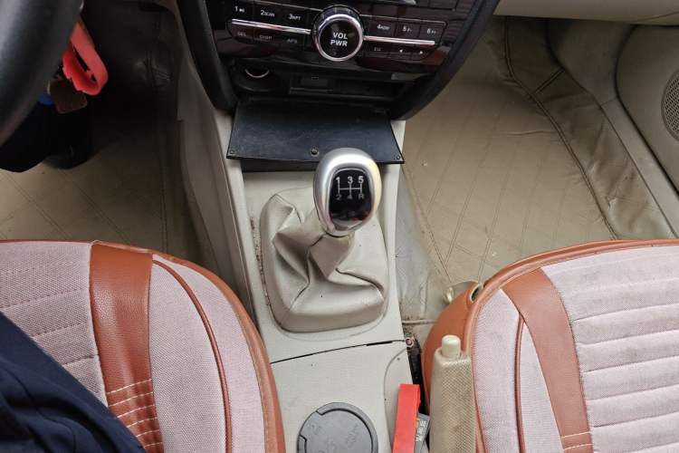 Used Soueast V3 Lingyue 2012 Revised Version 1.5L Manual Comfort Edition Gear Lever