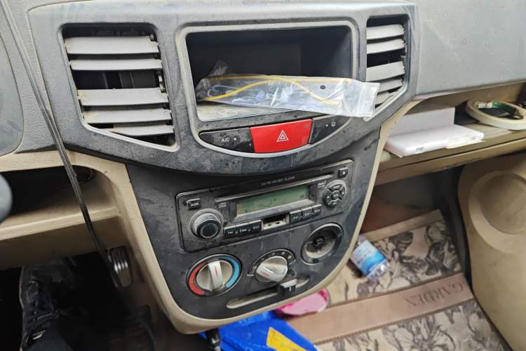 Used BAIC Weiwang 306 2011 1.3L base model 7 seats Audio And AC Panel