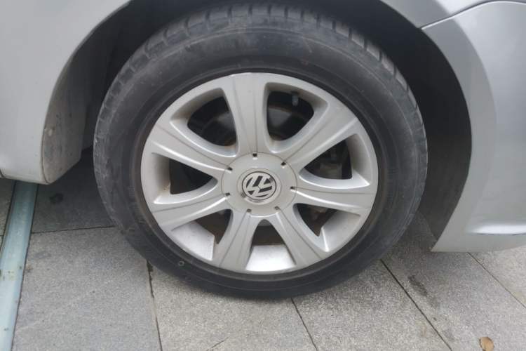 Used Volkswagen Lavida 2011 1.6L Automatic Premium Edition Right Front Wheel Hub