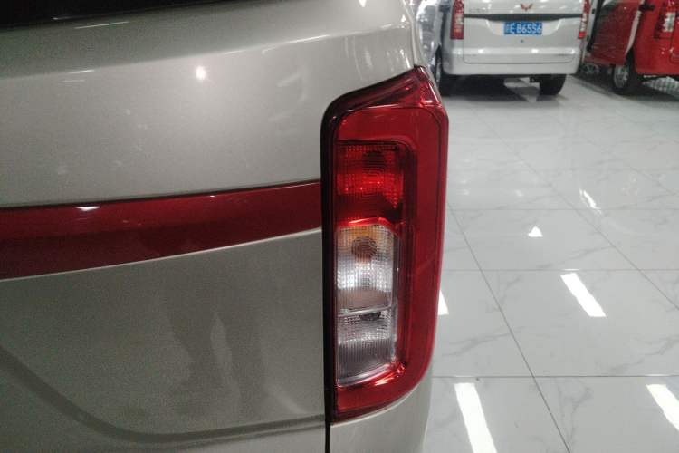 Used Dongfeng Fengon 380 2022 1.5L Standard Edition 7-Seater Passenger Vehicle Exterior 3