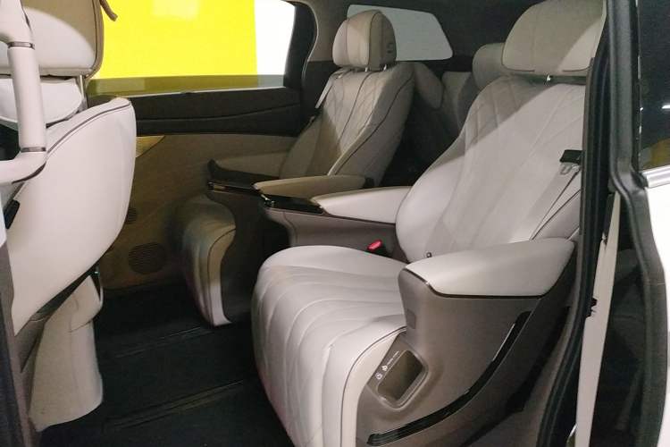 Used Denza D9 2022 DM-i 1040 Prestige Model
