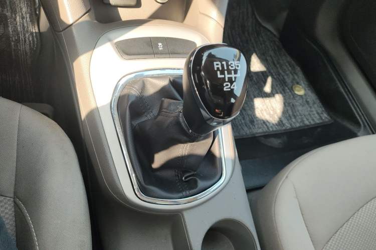 Used Chevrolet Cruze 2015 1.5L Manual Fashion Edition Gear Lever