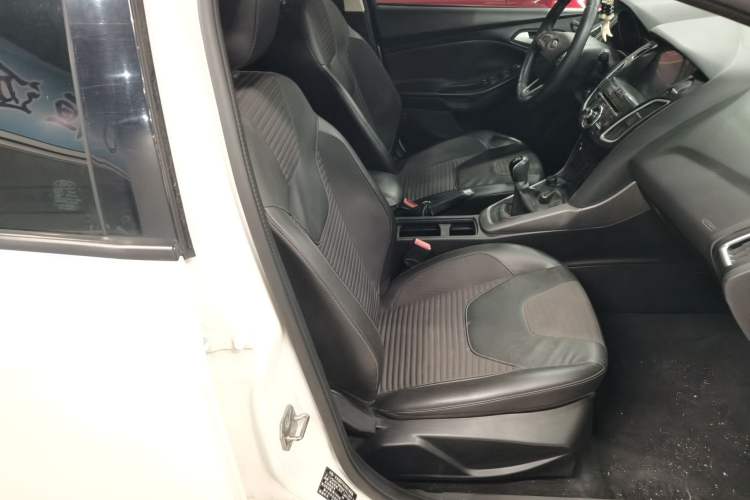 Used Ford Focus 2015 Sedan 1.6L Manual Fashion Edition Right Front Seat