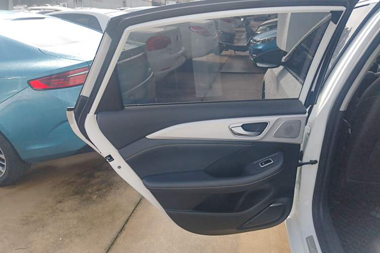 Used Roewe i6 MAX 2020 300TGI Automatic Supreme Edition with Cool Sunroof and Advanced Driving Features
