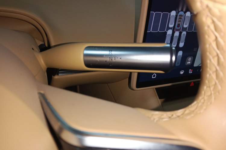 Used Hima Luxeed R7 2024 All-Electric 667 km Max Gear Lever