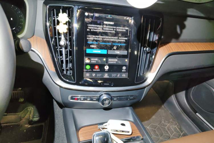 Used Volvo S60 2026 Model B4 Zhiyuan Luxury Edition Audio And AC Panel