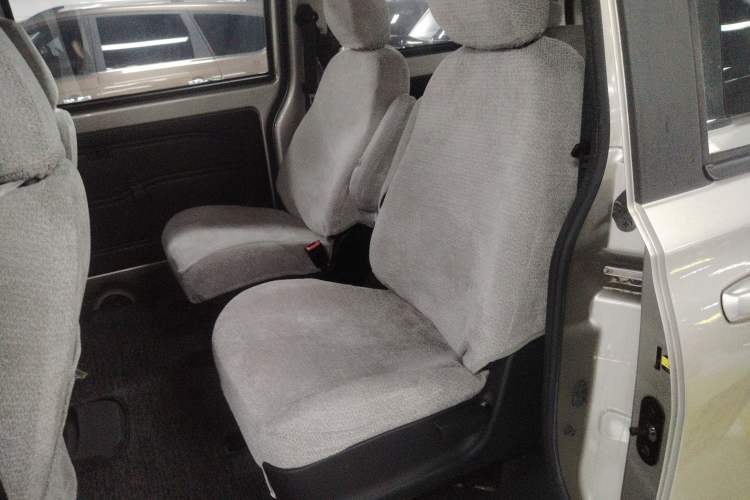 Used Dongfeng Fengon 380 2022 1.5L Standard Edition 7-Seater Passenger Vehicle Left Rear Seat