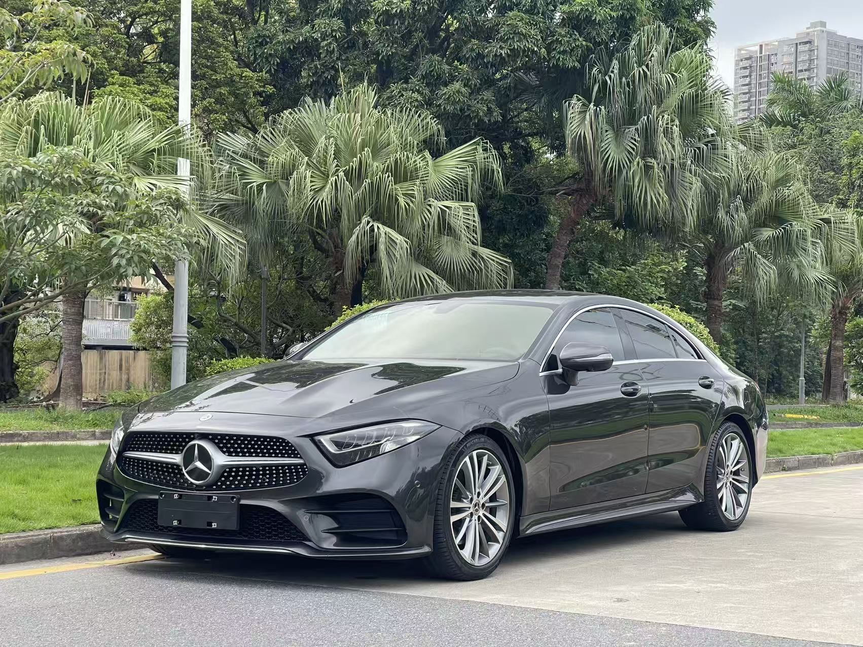 Sob a frente do carro