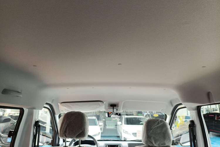 Used Wuling Yangguang 2024 300KM Comfort Version Passenger Van 75kW