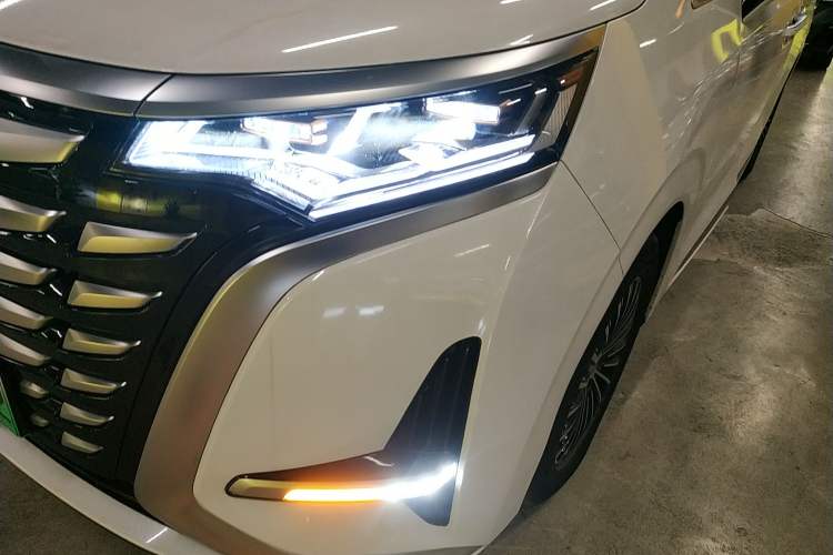 Used Denza D9 2022 DM-i 1040 Prestige Model
