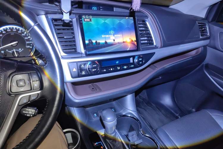 Used Toyota Highlander 2018 2.0T Four-Wheel Drive Luxury Edition 7 Seats China V Emission Standard Audio And AC Panel