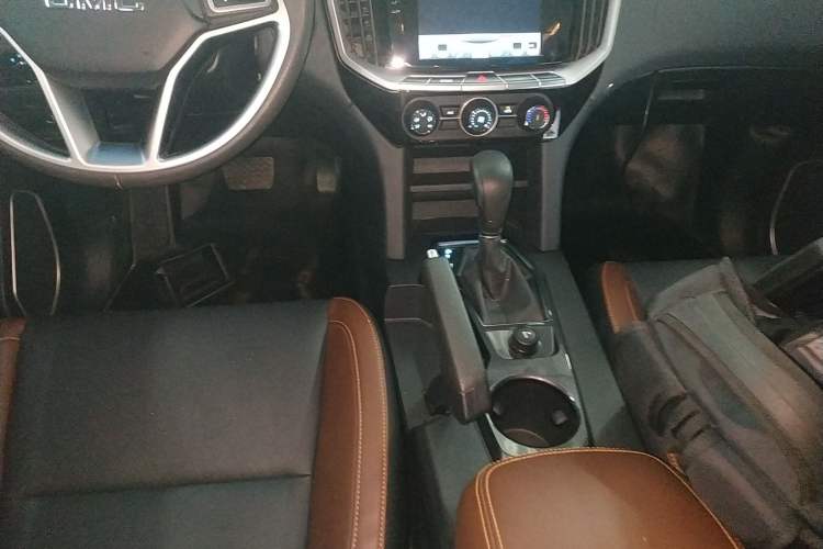 Used JMC Yuhu 7 2017 2.0T Gasoline Automatic 4x4 Luxury Edition JX4G20A5L